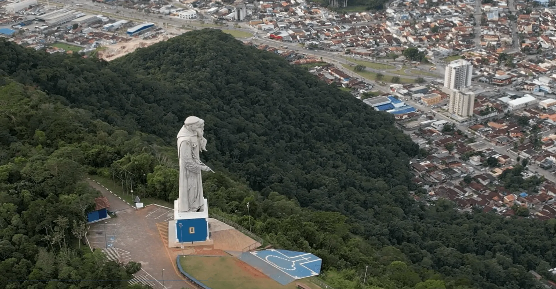 Ventania danifica estátua de Santo Antônio e interdita morro em Caraguá