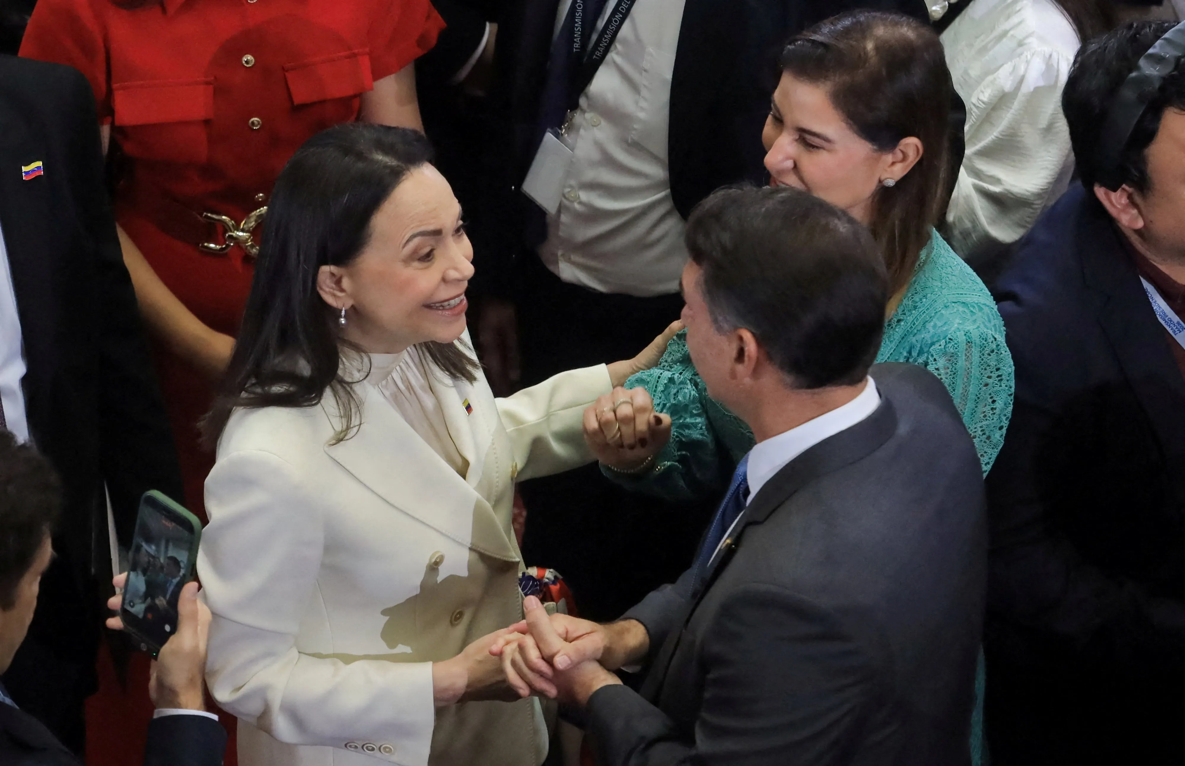 Flávio Bolsonaro e María Corina Machado se encontram no Chile e pedem 'justiça' pelo Brasil e Venezuela | G1