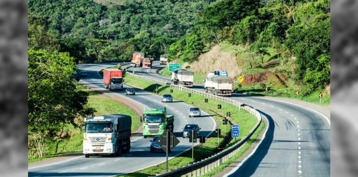 Ônibus em chamas sem motorista bate em barranco na rodovia Fernão Dias