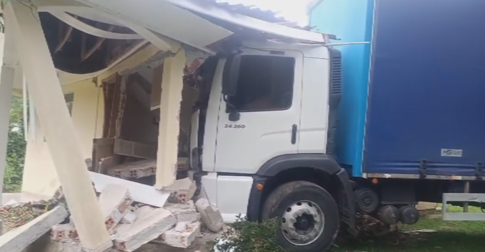 VÍDEO: motorista não puxa freio de mão e caminhão invade casa no PR | G1