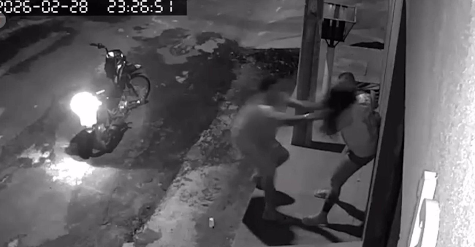 Mulher é agredida enquanto segurava bebê nos braços em Codó, no MA | G1