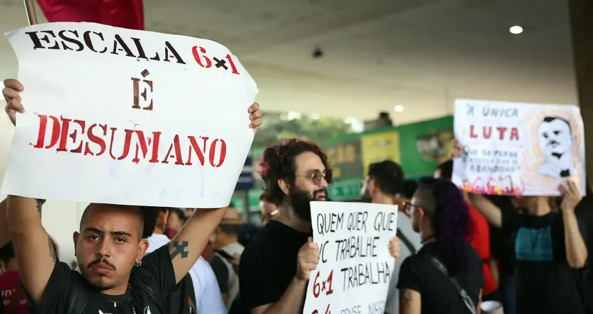 Pesquisa aponta que 82% dos jovens brasileiros defendem fim da escala 6x1