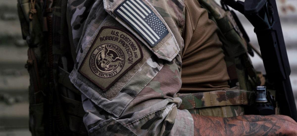 Agentes federais dos Estados Unidos atiram contra duas pessoas em Portland; FBI investiga o caso