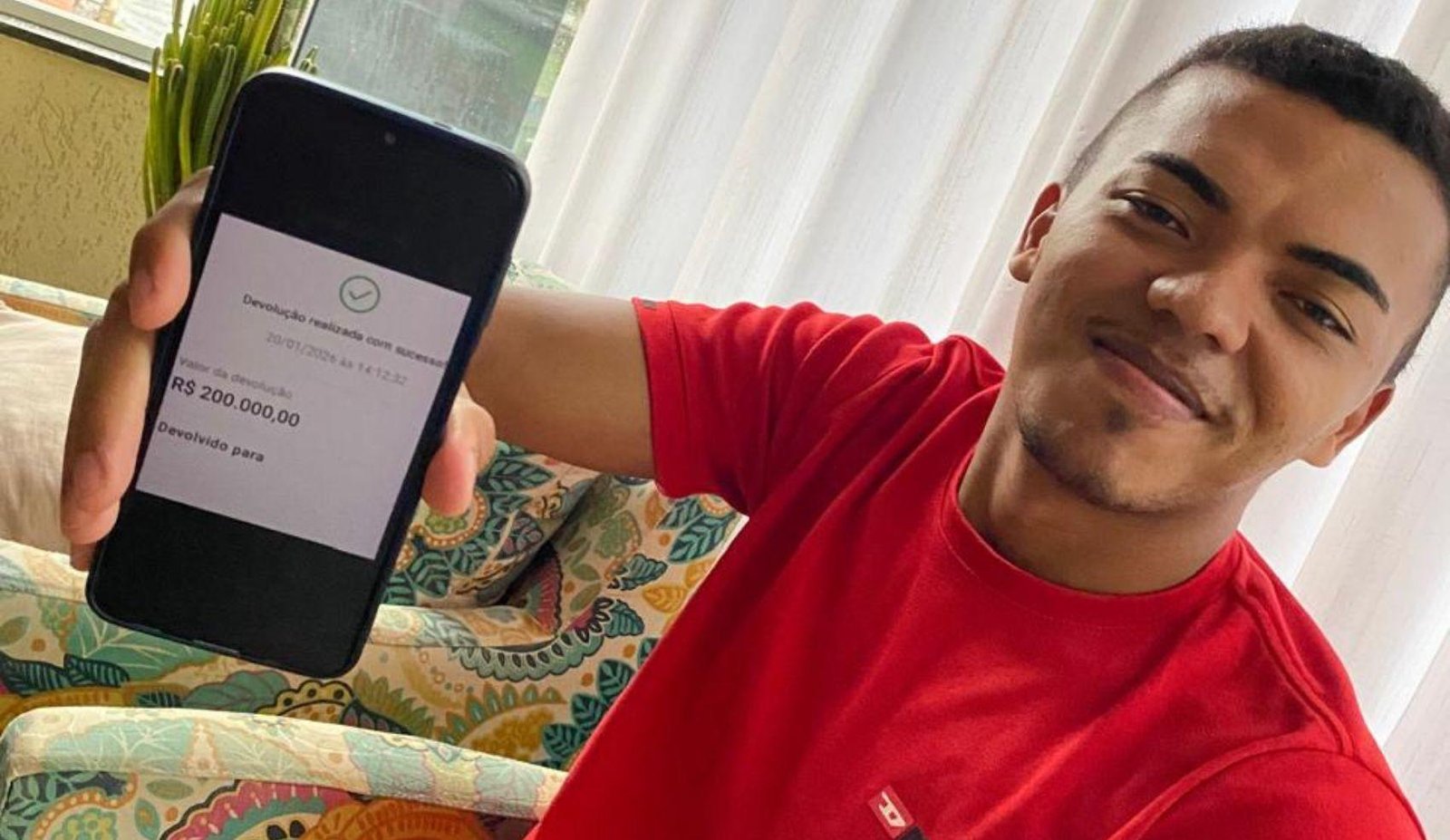 Estudante que devolveu PIX de R$ 200 mil é contratado após repercussão | G1