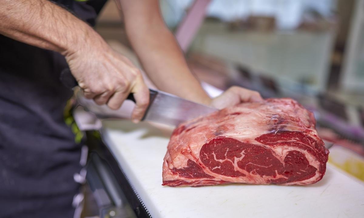 Açougue é fechado após dono misturar comida de gato às carnes
