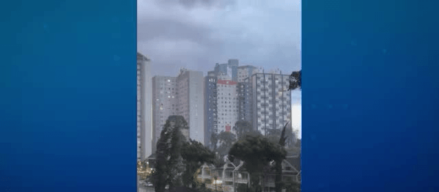 Tempestade com ventos acima de 70 km/h causa estragos em Curitiba