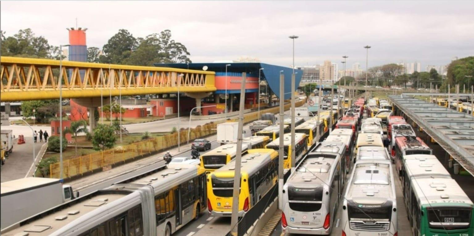 Sindicato alega atraso em pagamento e São Paulo tem greve de ônibus