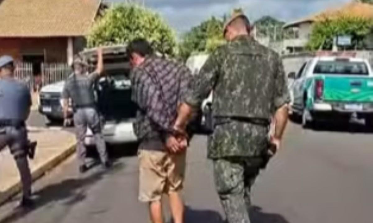 Homem furta carro, foge da polícia, mas é preso após bater em viatura