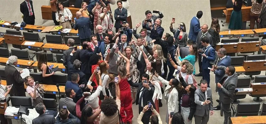 Veja imagens de deputados comemorando o fim da escala 6 X 1
