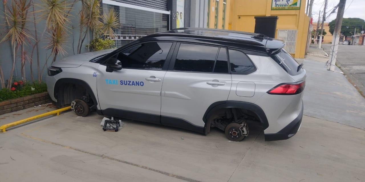 Taxista diz que teve quatro pneus e rodas furtados no Centro de Suzano | G1