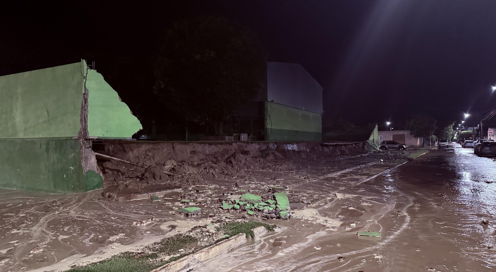 Muro de escola desaba após chuva intensa em Coxim | G1