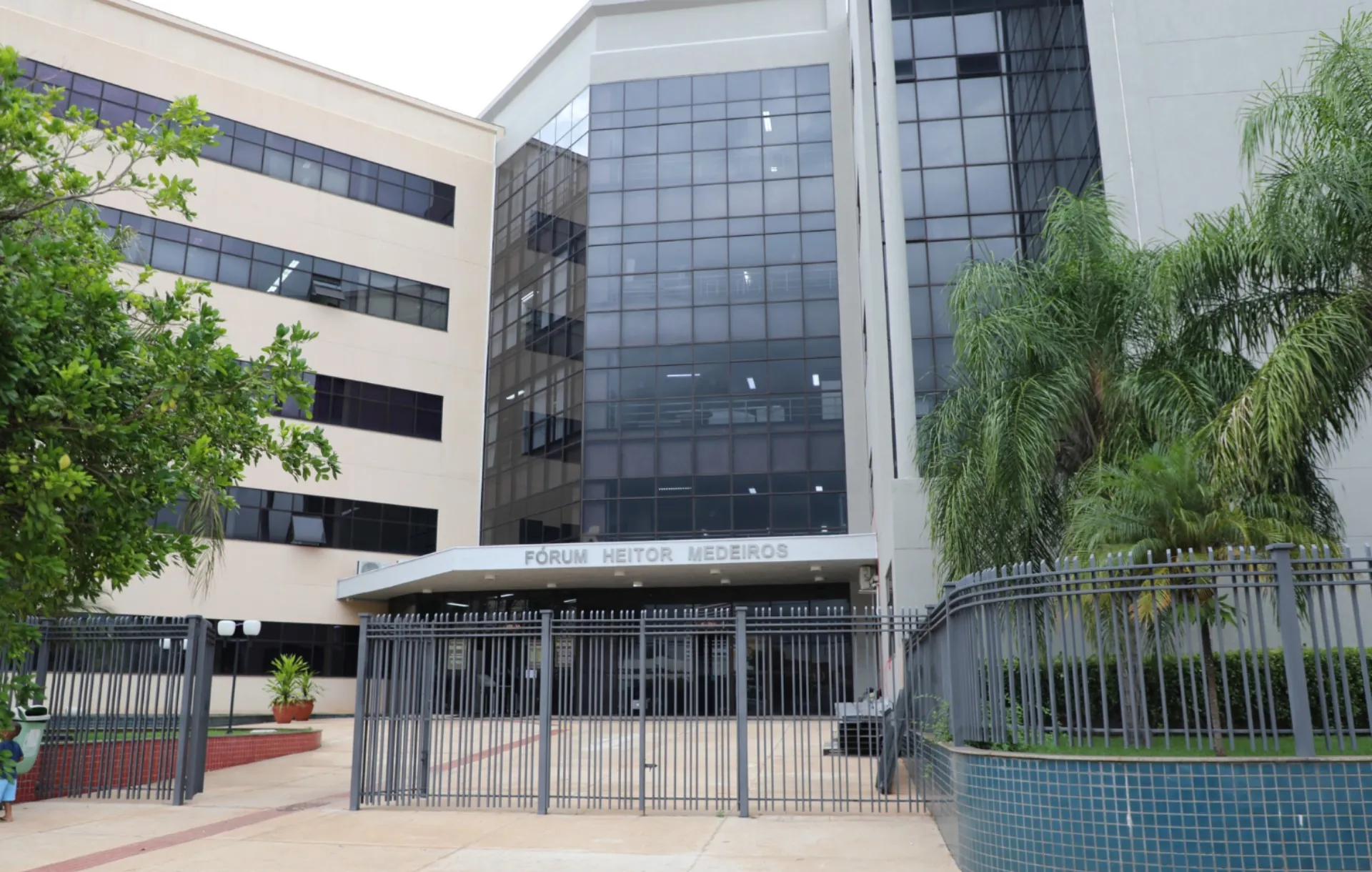 Justiça condena empresa após braço de caminhão atingir carro parado | G1