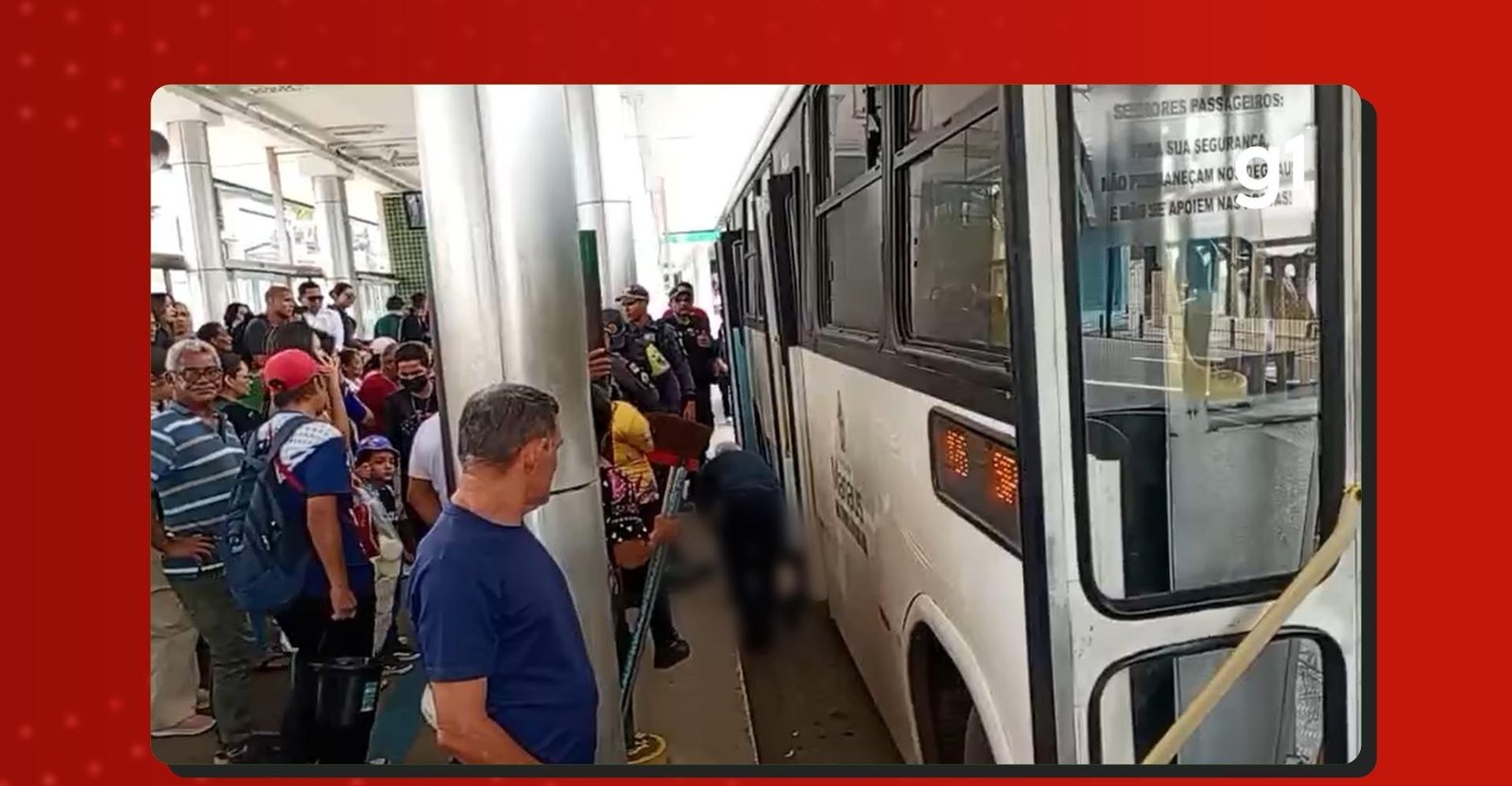 Passageira é atropelada por ônibus e tem perna esmagada em Manaus | G1