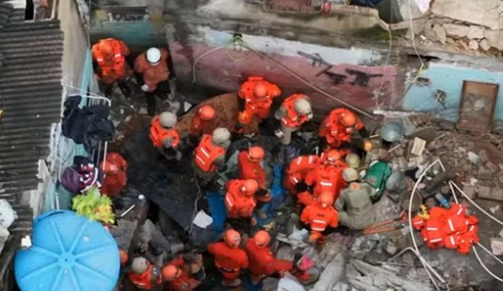 Rio: casas desabam e matam mulher; bombeiros resgatam filha de 7 anos