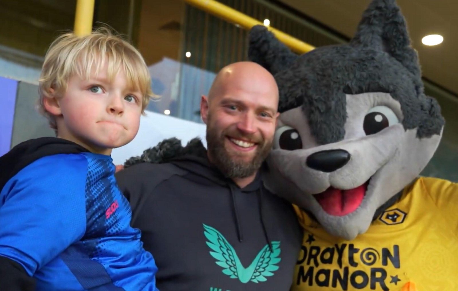 Criança que viralizou por ter nugget "roubado" em jogo tem final feliz