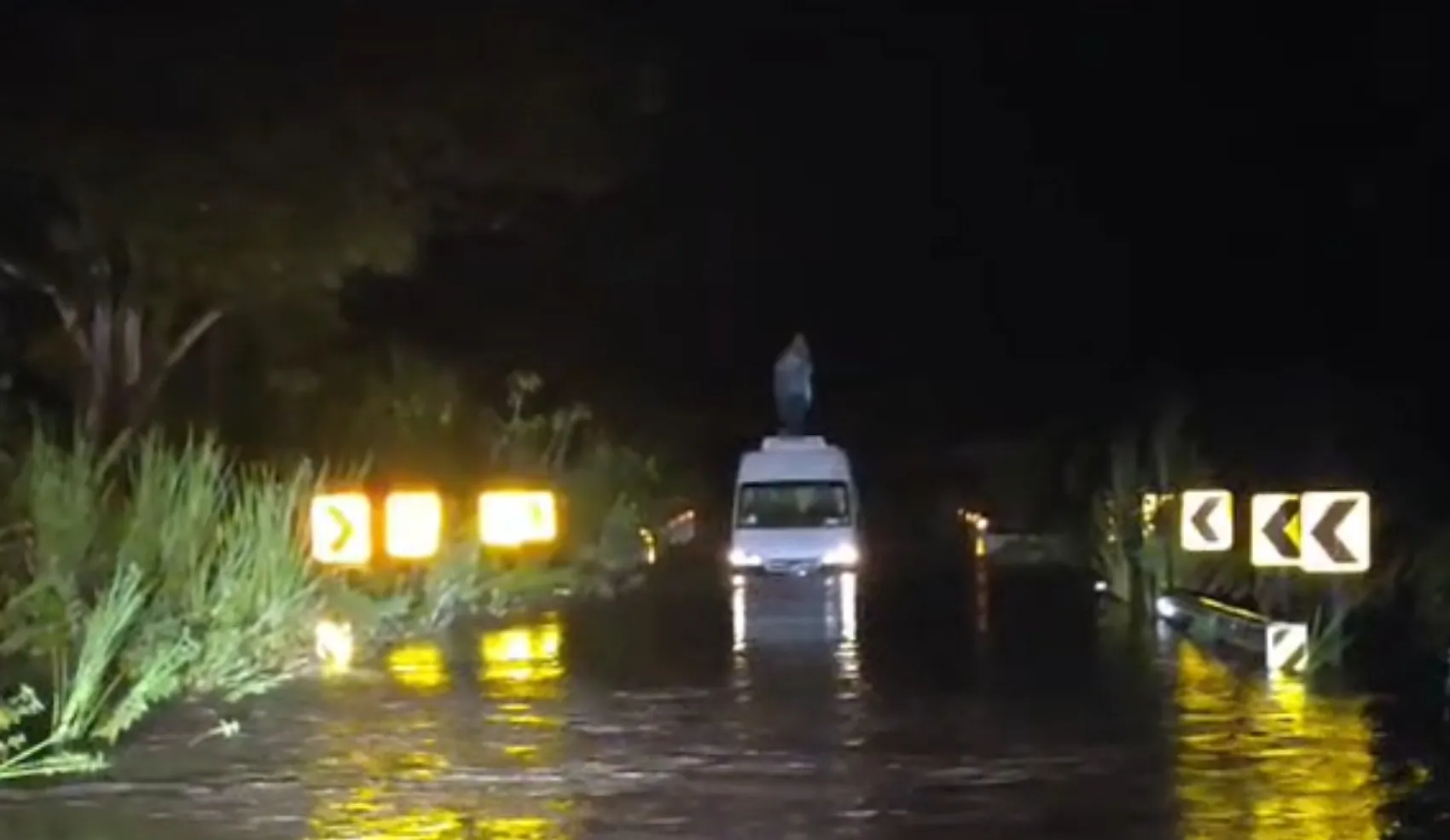 Temporal tem casas alagadas e motorista ilhado em teto de van; VÍDEO | G1