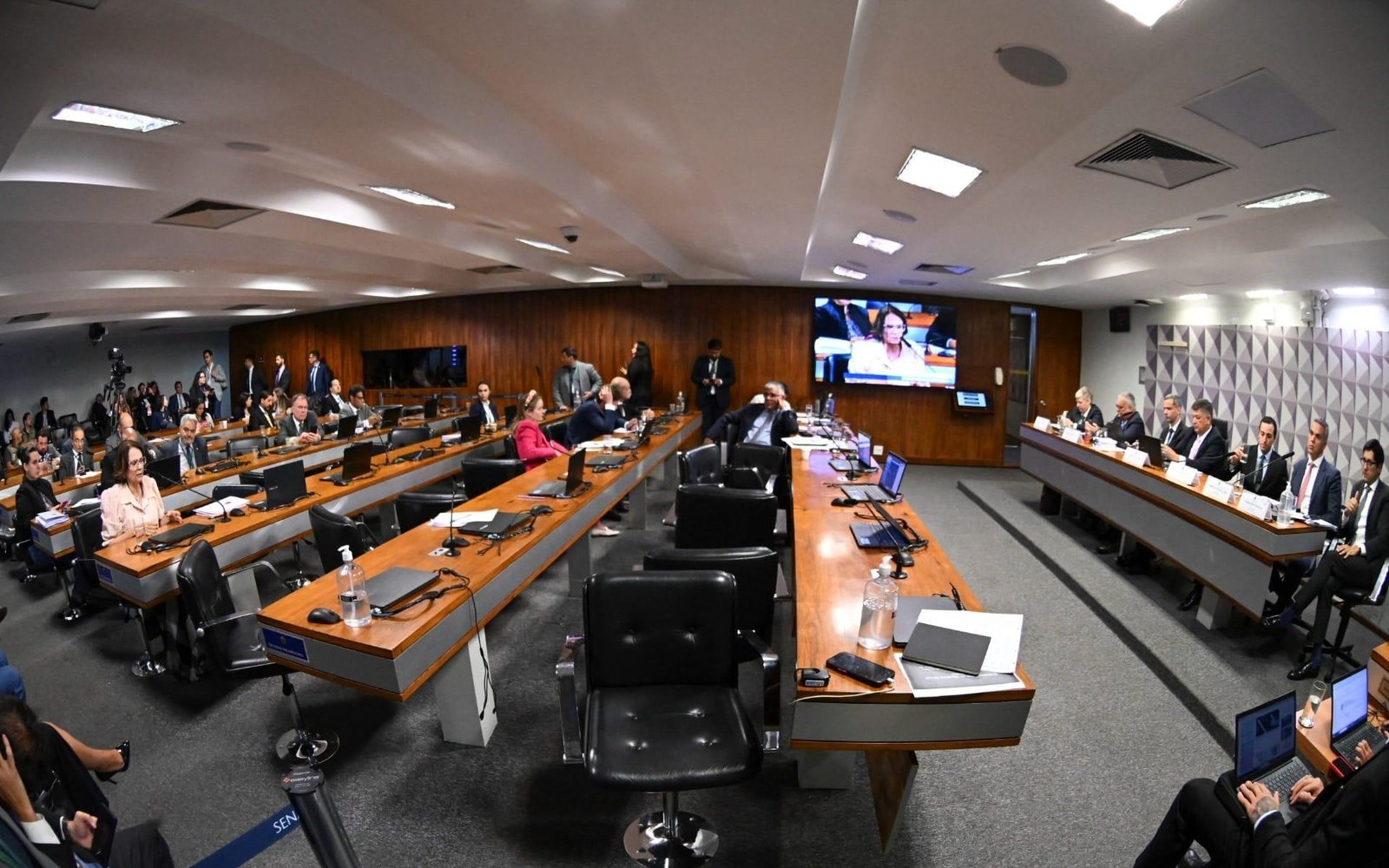 Ex-secretária do Careca do INSS vai à CPI com ameaça de condução coercitiva