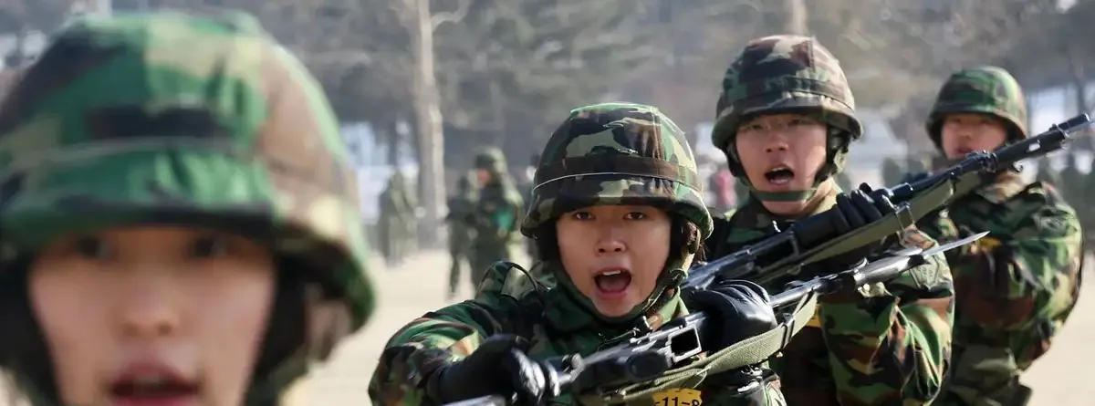 Coreia do Sul analisa obrigar mulheres a servir no Exército