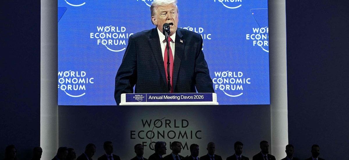 Trump faz piada a Macron sobre uso de óculos escuros em discurso em Davos