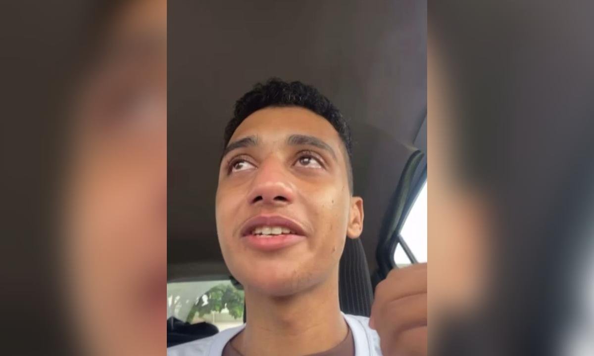 Jovem baleado por PM é recebido por família e amigos após alta