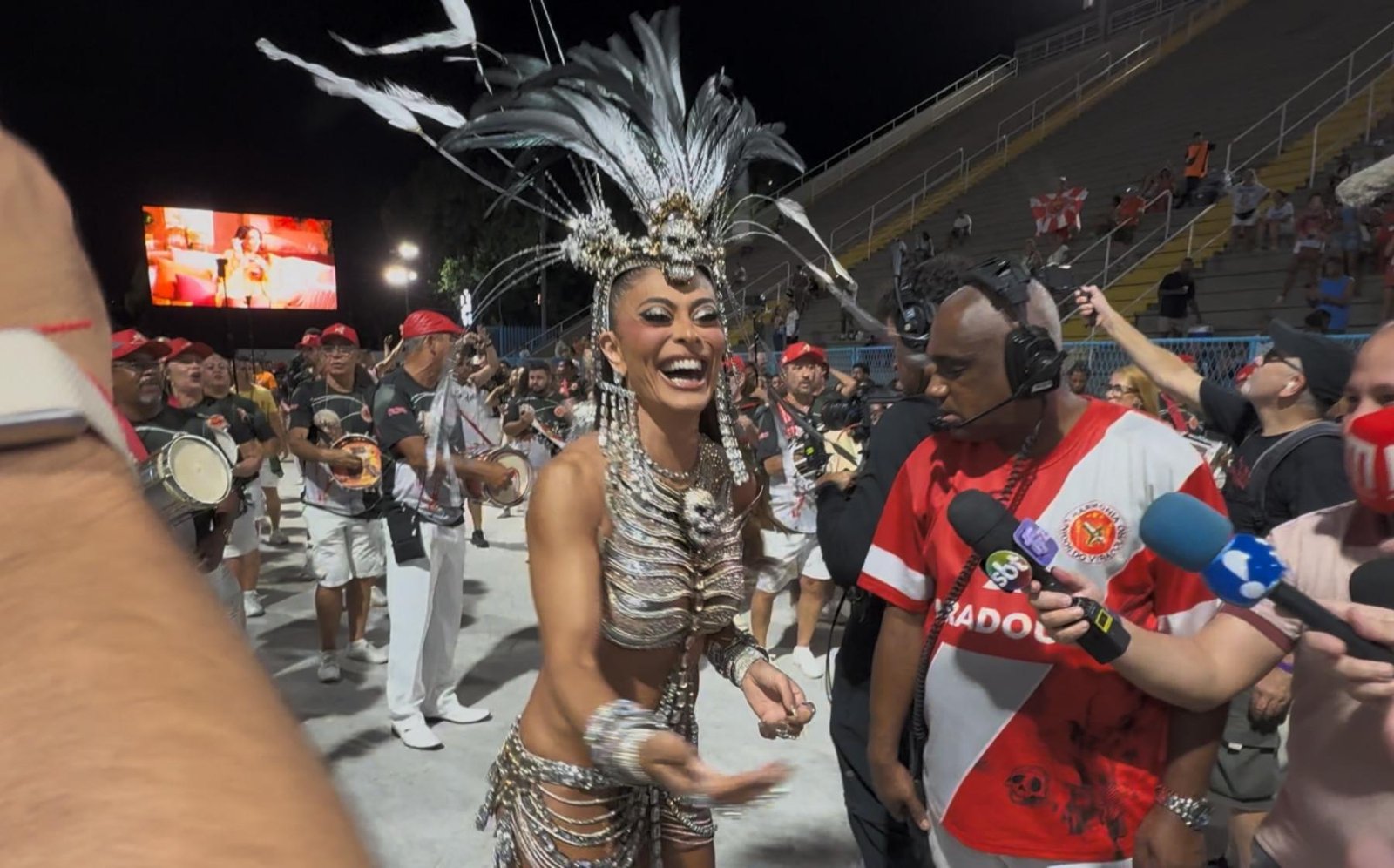 Juliana Paes causa alvoroço ao chegar à Sapucaí em ensaio da Viradouro