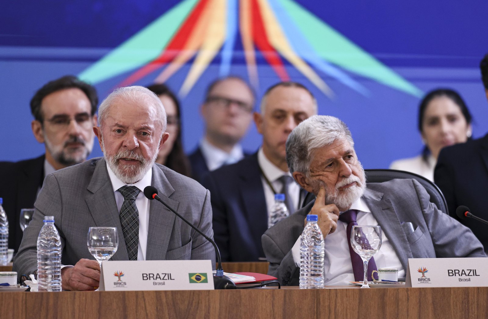 Guerra no Oriente Médio: em conversa, Lula e Amorim reforçam posição do Brasil na defesa por 'solução negociada' | G1