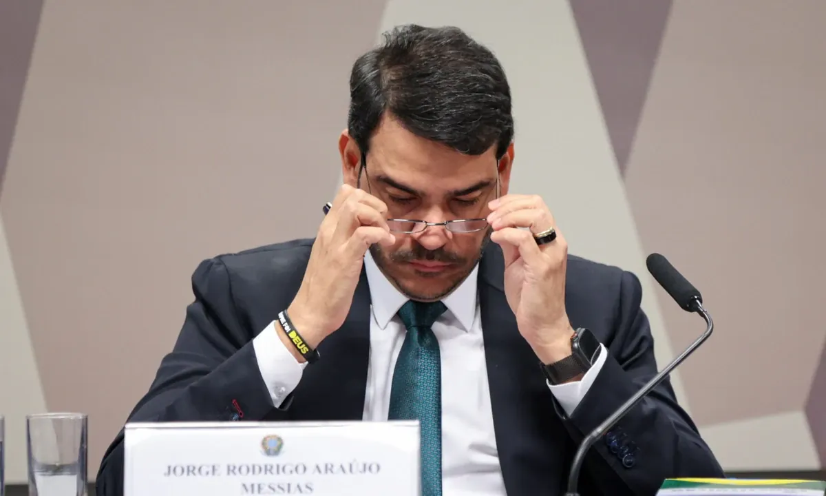 Após derrota, Lula encontra Messias e deve tirar cargos de Alcolumbre