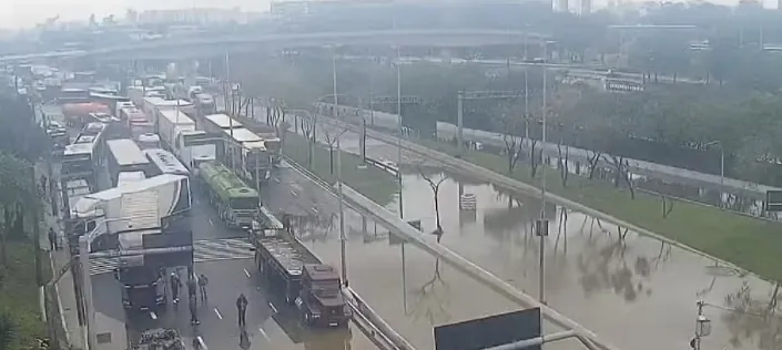 Chuva bloqueia pistas da Marginal Tietê, em São Paulo