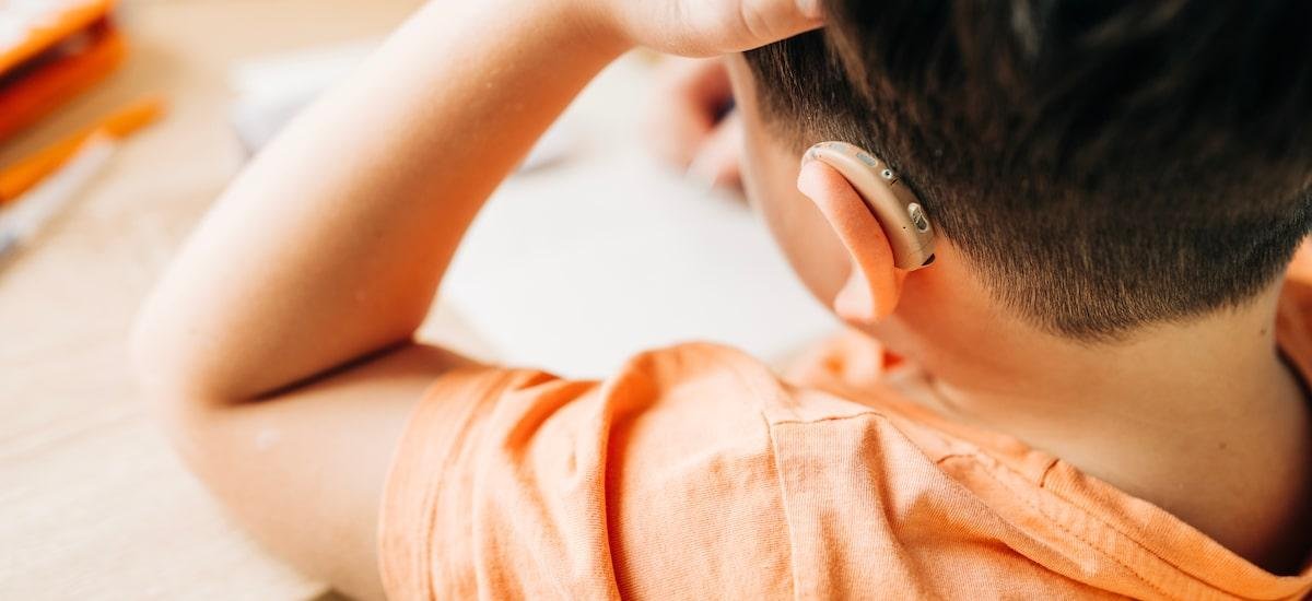 Perda auditiva na infância afeta o aprendizado e a socialização, alerta OMS; veja sinais