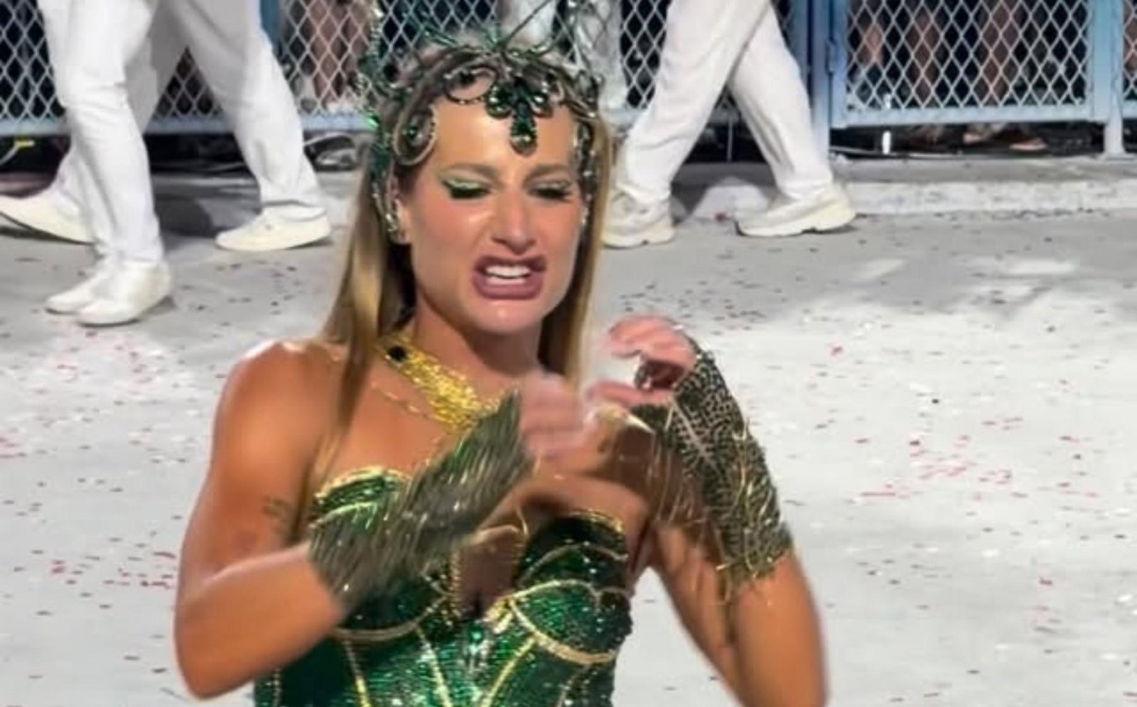 Bruna Griphao reage após ser chamada de "pinscher sambando"