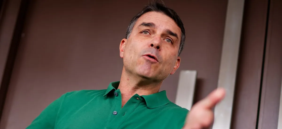 ‘Arrumando confusão por nada’, diz Flávio após Moraes negar visita de assessor de Trump a Bolsonaro