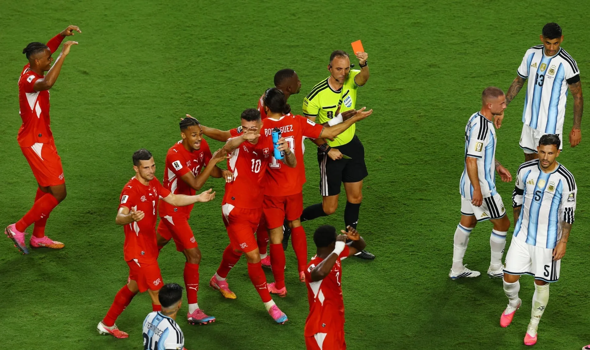 Argentina fica com um jogador a mais, bate Suíça e vai encarar a Inglaterra
