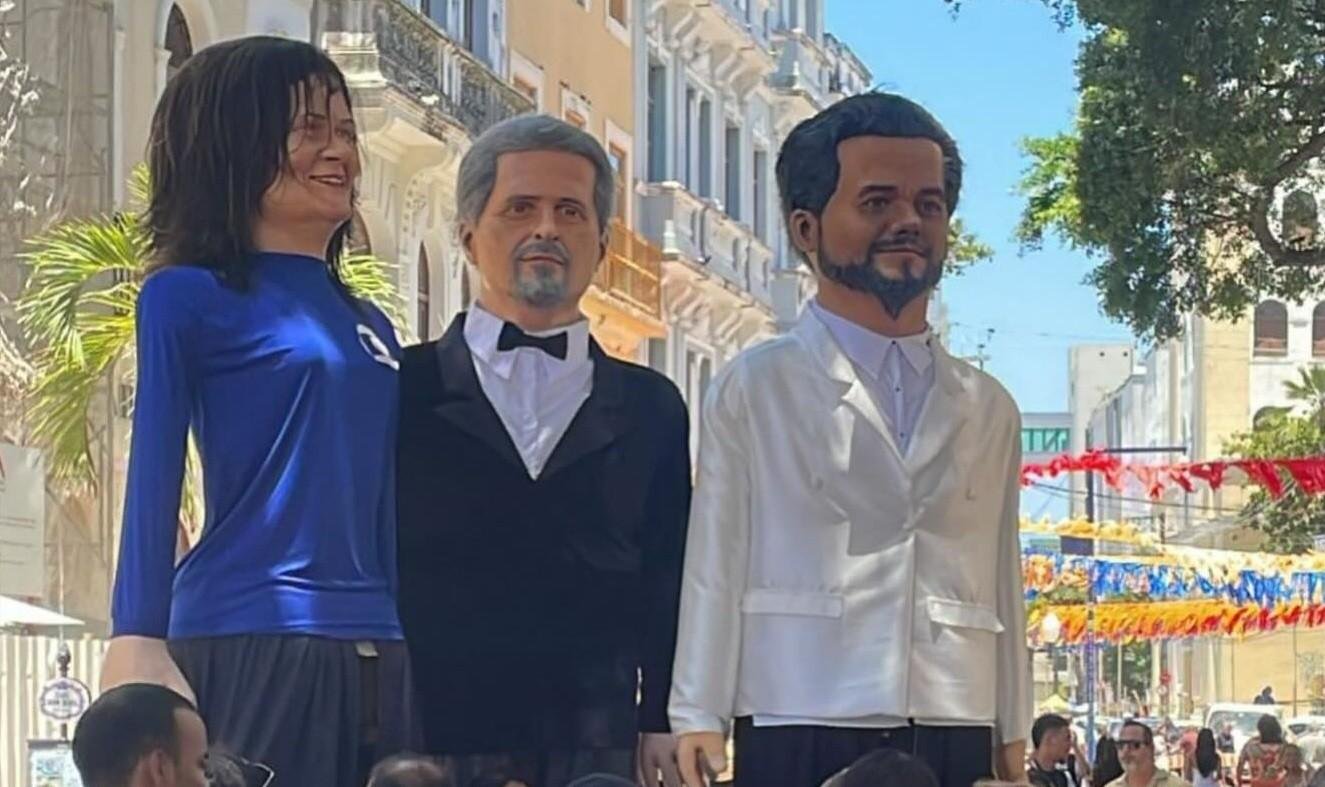Kleber Mendonça Filho e Wagner Moura viram bonecos no carnaval de Olinda: 'uma esculhambação', brinca diretor