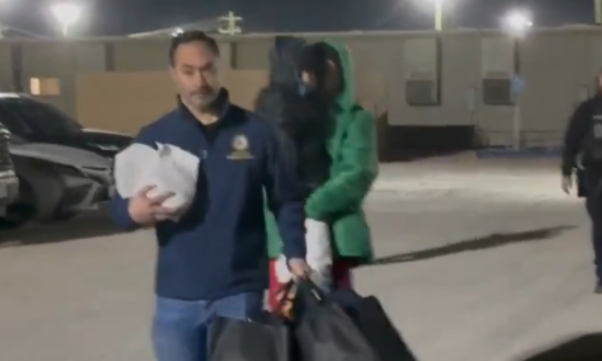 Veja momento em que menino de 5 anos e seu pai são liberados pelo ICE