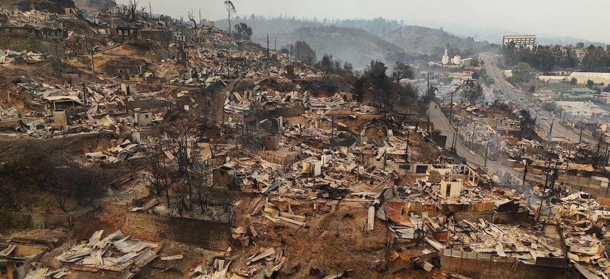 Incêndios florestais devastam comunidades no sul do Chile; autoridades investigam focos intencionais