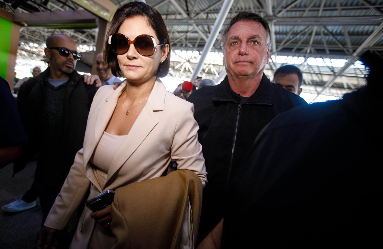Bolsonaro diz em carta que 'lamenta' críticas da direita a Michelle e prega união em 2026