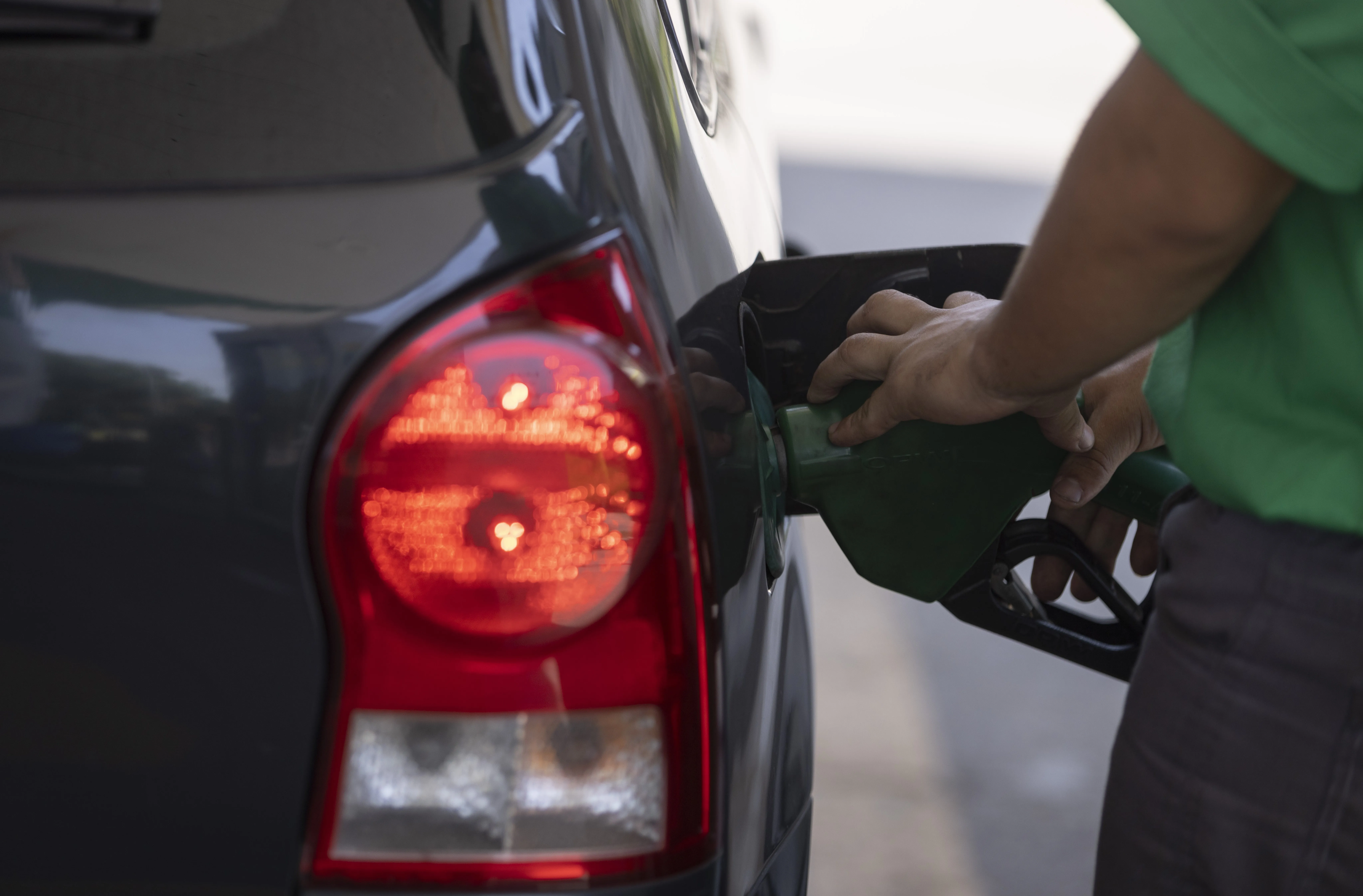 Governo publica decreto e fixa em R$ 0,44 subsídio por litro da gasolina