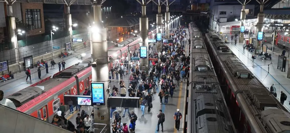 Greve da CPTM afeta três linhas em São Paulo; rodízio de carros é suspenso e governo adota plano de contingência