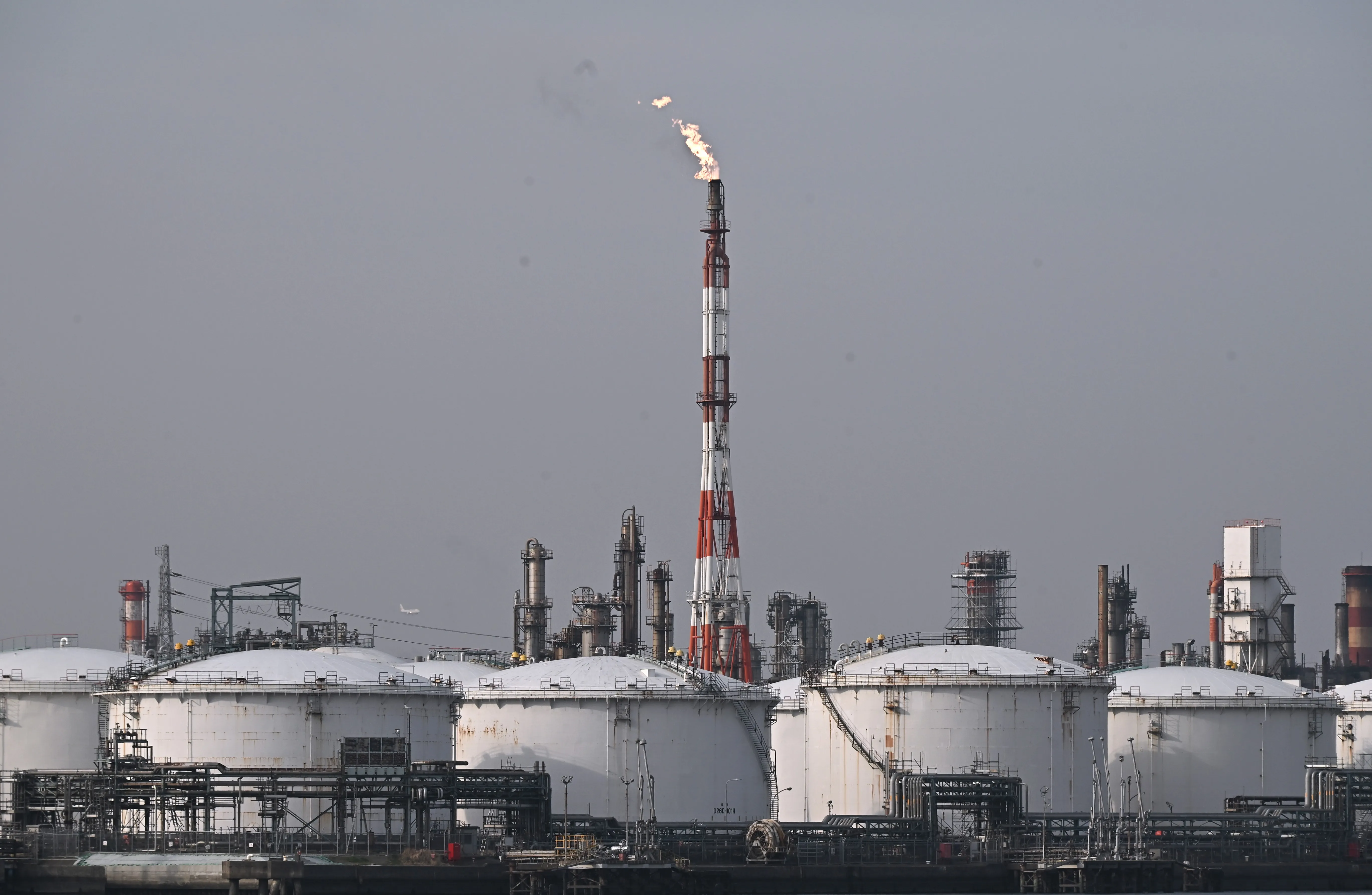 Petróleo cai mais de 5% com avanço nas negociações entre EUA e Irã