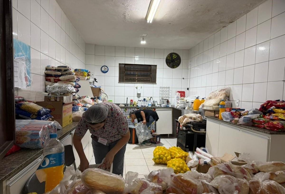 Voluntários deixam rotina de lado para acolher vítimas das chuvas | G1