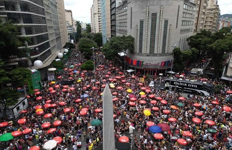 Entenda o projeto de aliado de Nikolas Ferreira que busca proibir crianças em blocos de carnaval em BH