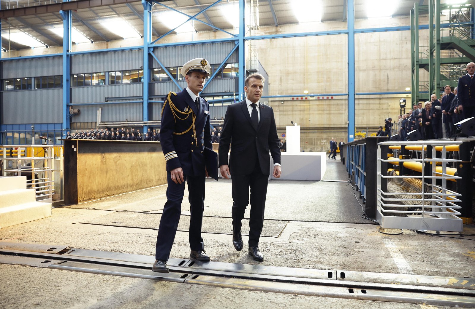 Em meio às tensões no Oriente Médio, Macron anuncia aumento do arsenal nuclear da França