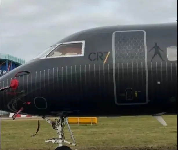 Jato de Cristiano Ronaldo avaliado em mais de R$ 420 milhões deixa Arábia Saudita durante madrugada em meio a ataques na região, diz jornal