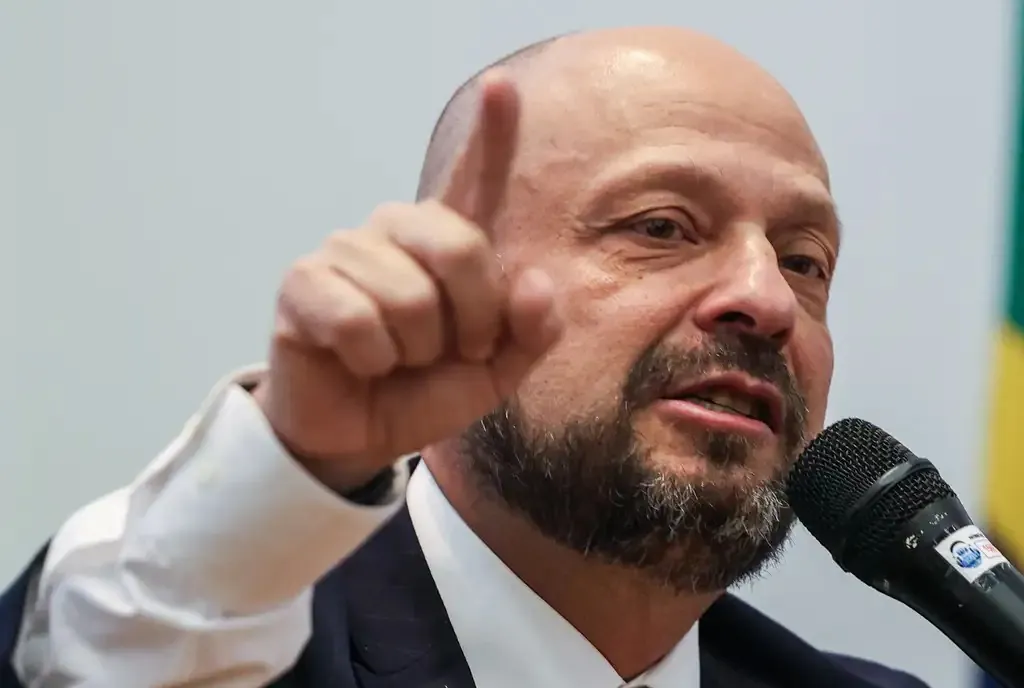 Após demissão, ex-presidente do INSS compartilha vídeo de ministro da Previdência elogiando queda na fila