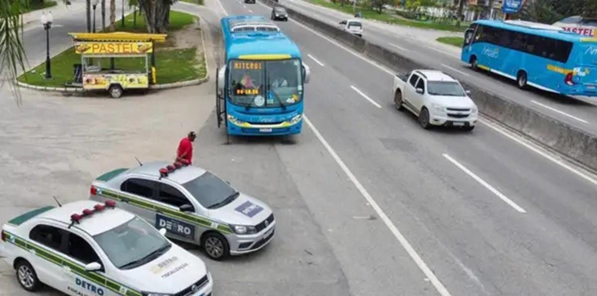 Ônibus é furtado em ponto de Maricá | G1