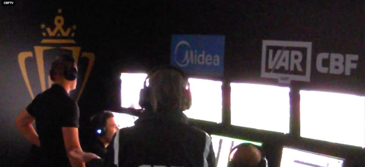 Analista de arbitragem aponta possível interferência externa em Flamengo x Corinthians na Supercopa