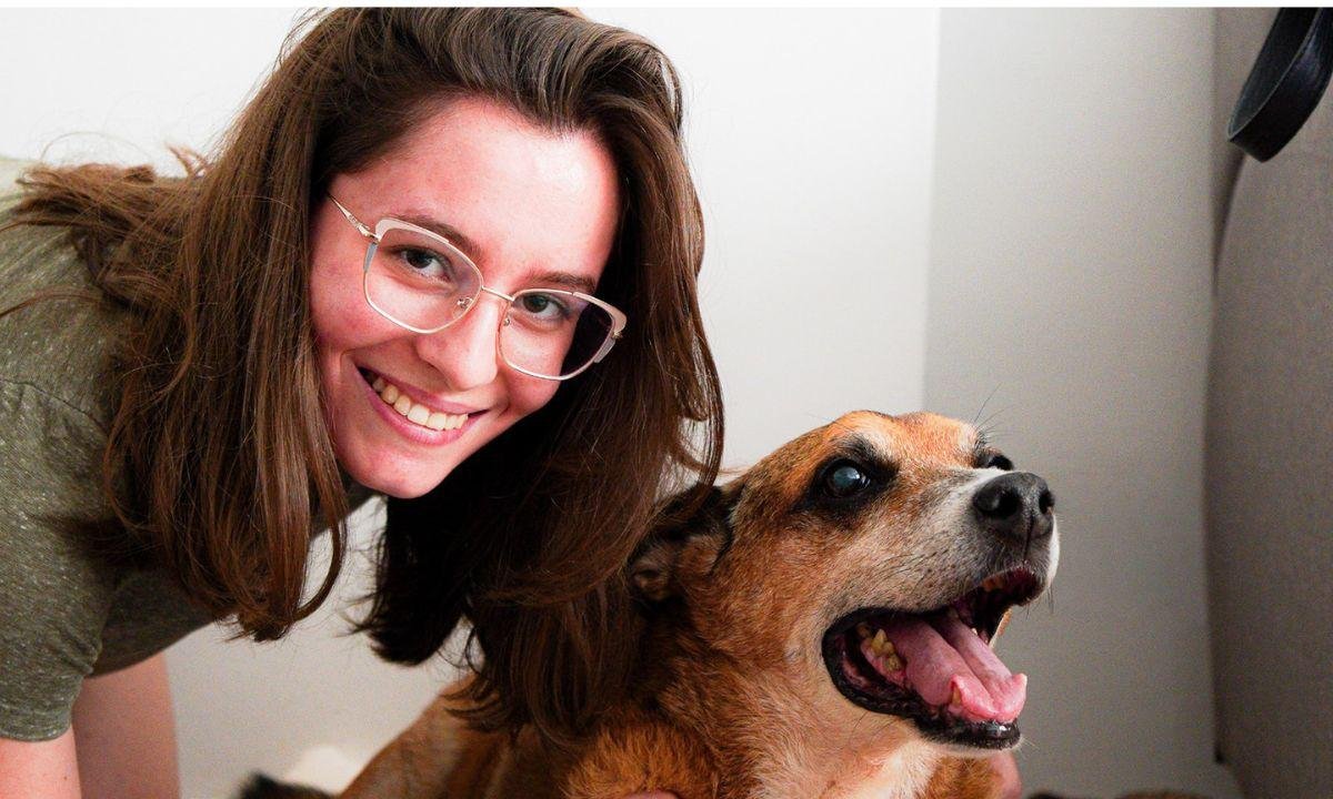 "Amor à 1ª vista", diz mulher que adotou cão mais antigo de abrigo