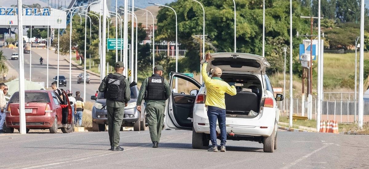 Exército venezuelano reforça fiscalização na fronteira, a cerca de 100 metros da barreira brasileira