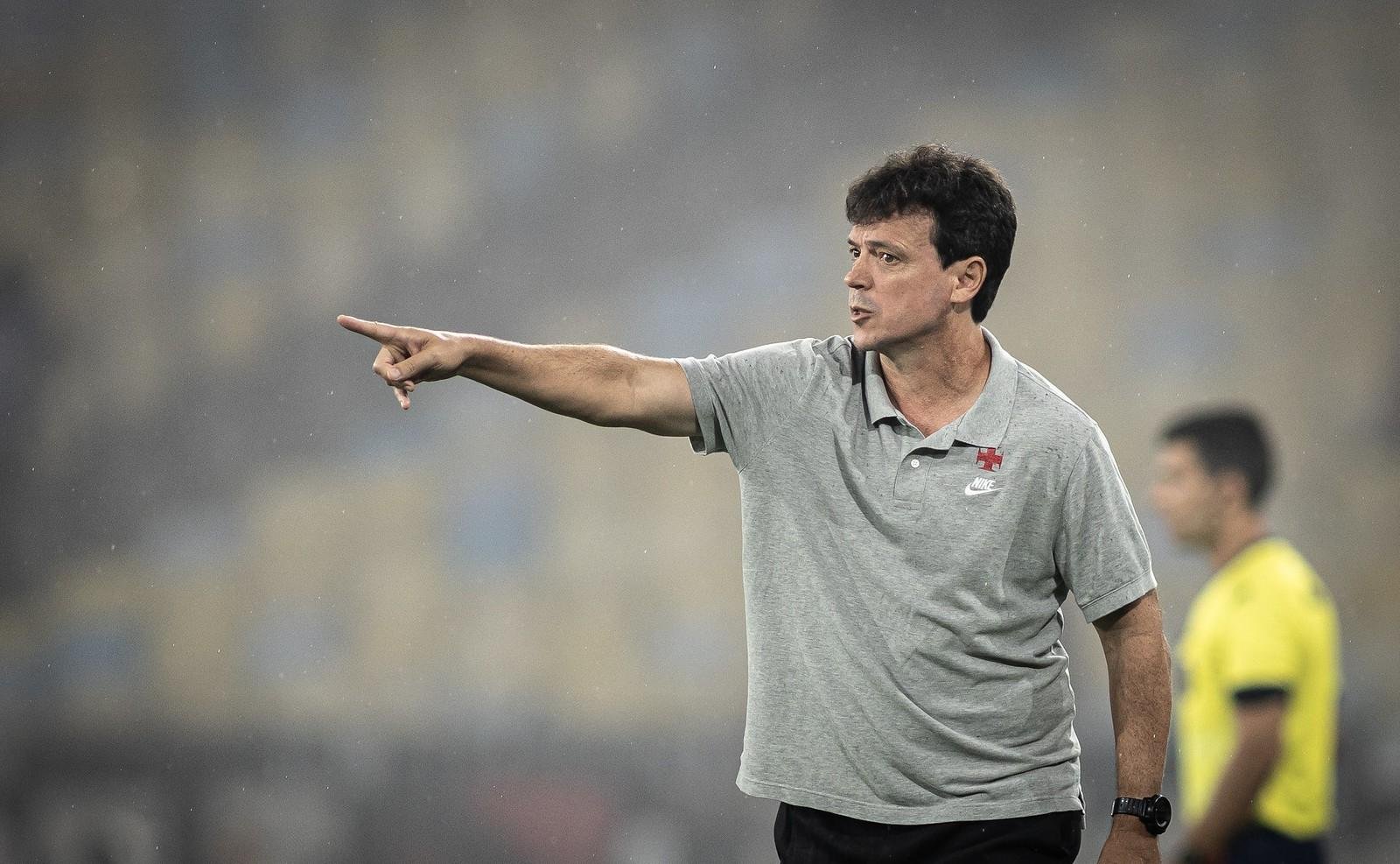 Das vaias ao aproveitamento: Diniz vê cobrança crescer em temporada mais ambiciosa no Vasco