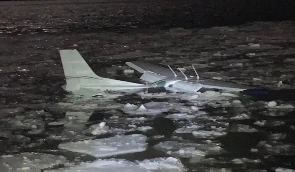 Avião faz pouso de emergência em rio nos EUA e ocupantes sobrevivem após nadar em águas geladas